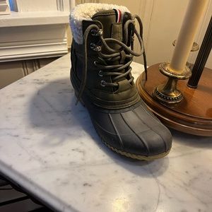 Tommy Hilfiger women’s duck boots